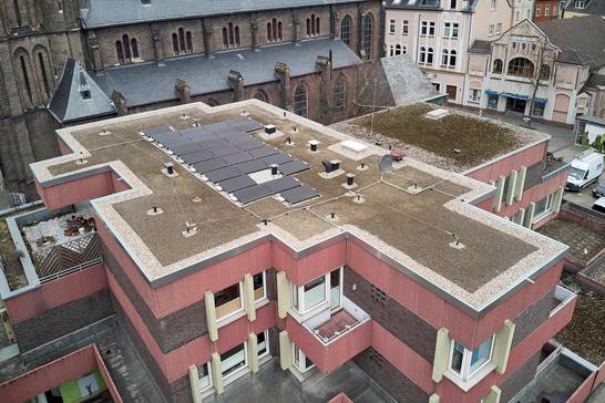 Mit der Dachbegrünung der Immobilien In der Feige 4 und Antoniusplatz 2 wurden die ersten Begrünungsmaßnahmen an Flachdächern in der Innenstadt erfolgreich umgesetzt. Über 453 Quadratmeter Dachfläche würde begrünt. Mit der Dachbegrünung der Immobilien In der Feige 4 und Antoniusplatz 2 wurden die ersten Begrünungsmaßnahmen an Flachdächern in der Innenstadt erfolgreich umgesetzt. Über 453 Quadratmeter Dachfläche würde begrünt.