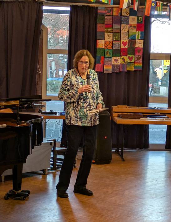 Angelika Wendt-Süberkrüb, Vorsitzende des Fördervereins der Musikschule Herten, dankt im Bürgerhaus Herten den Spenderinnen und Spendern für ihren Beitrag zum Fundraising-Projekt. Angelika Wendt-Süberkrüb, Vorsitzende des Fördervereins der Musikschule Herten, dankt im Bürgerhaus Herten den Spenderinnen und Spendern für ihren Beitrag zum Fundraising-Projekt.