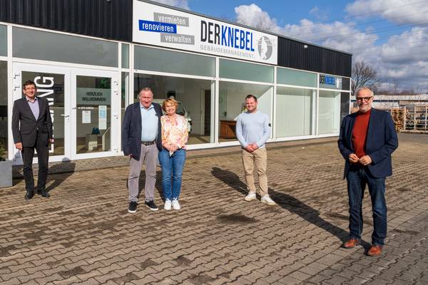 (v.r.n.l.) Bürgermeister Matthias Müller, Maximilian Knebel, Elke und Detlev Knebel sowie Michael Blume beim Besuch des Unternehmens. (Foto: André Przybyl)