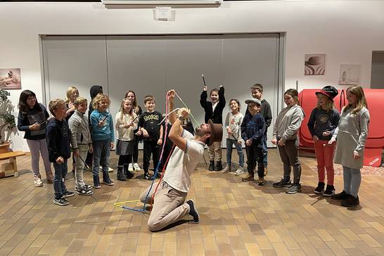 Strahlende und begeisterte Kinder beim Zauberworkshop mit Mr. Magic. (Foto: Stadt Herten)