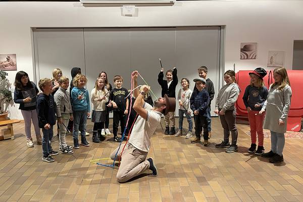 Strahlende und begeisterte Kinder beim Zauberworkshop mit Mr. Magic. (Foto: Stadt Herten)