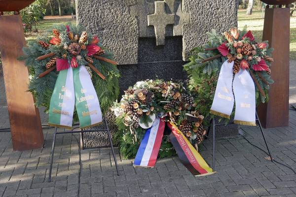Kränze vor dem Ehrenmal in Gedenken an die Opfer.