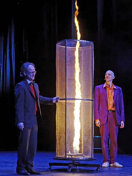 Ein Feuertornado schießt übermannshoch in die Luft, ein Schiff schwebt im scheinbar leeren Raum und ein Koffer kreiselt auf der Kante: In ihrer knapp 45-minütigen Show experimentieren die Physikanten diesmal mit Mechanik (Foto: Mark Wohlrab).