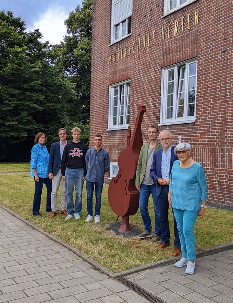 Gratulation zum dritten Erfolg bei "Jugend musiziert": Tobias Iwanczik und Elnur Misirli (3.u.4.v.l.) mit Angelika Wendt-Süberkrüb (l., Vorsitzende Förderverein), Sascha Schiefer (2.v.l., pädagogischer Leiter Musikschule) sowie v.r. Elisabeth Linkmann (Vorstandsmitglied Förderverein), Matthias Müller (Bürgermeister Stadt Herten) und Thomas Kinzel (Leiter Musikschule) vor der Musikschule Herten.