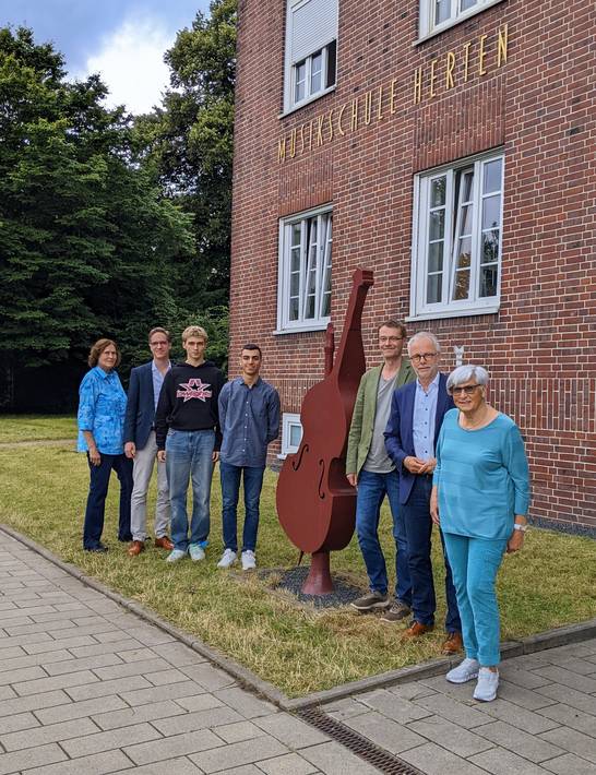 Gratulation zum dritten Erfolg bei "Jugend musiziert": Tobias Iwanczik und Elnur Misirli (3.u.4.v.l.) mit Angelika Wendt-Süberkrüb (l., Vorsitzende Förderverein), Sascha Schiefer (2.v.l., pädagogischer Leiter Musikschule) sowie v.r. Elisabeth Linkmann (Vorstandsmitglied Förderverein), Matthias Müller (Bürgermeister Stadt Herten) und Thomas Kinzel (Leiter Musikschule) vor der Musikschule Herten. Gratulation zum dritten Erfolg bei "Jugend musiziert": Tobias Iwanczik und Elnur Misirli (3.u.4.v.l.) mit Angelika Wendt-Süberkrüb (l., Vorsitzende Förderverein), Sascha Schiefer (2.v.l., pädagogischer Leiter Musikschule) sowie v.r. Elisabeth Linkmann (Vorstandsmitglied Förderverein), Matthias Müller (Bürgermeister Stadt Herten) und Thomas Kinzel (Leiter Musikschule) vor der Musikschule Herten.