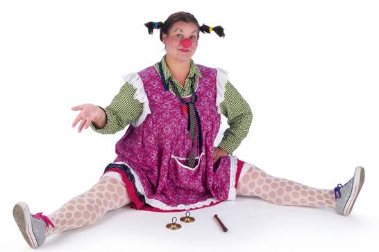 Schauspielerin Doris Friedmann nimmt ihr Publikum als dumme, vergessliche August mit auf eine fröhliche und abenteuerliche Reise durch die Welt von Dornröschen