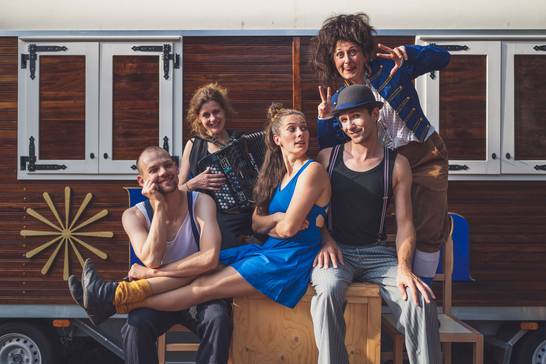Das Straßentheater LaPoesia sorgt mit dem Programm „Andiamo – Auf geht´s“ am Freitag, 26. Juli, um 17 und 20 Uhr vor der Antoniuskirche am Marktplatz für kreative, unterhaltsame und mit wenigen Worten für magische Momente der großen und kleinen Gefühle (Foto: Christian Hofmeister). Das Straßentheater LaPoesia sorgt mit dem Programm „Andiamo – Auf geht´s“ am Freitag, 26. Juli, um 17 und 20 Uhr vor der Antoniuskirche am Marktplatz für kreative, unterhaltsame und mit wenigen Worten für magische Momente der großen und kleinen Gefühle (Foto: Christian Hofmeister).