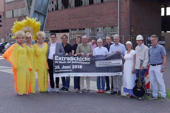 v.l. Die Künstlerinnen Danny Boy, Michelle, Yeanny und Marvin Böttcher vom Revue-Palast Ruhr, Henning Prinz (Agentur Prinz), Christoph Brüggemeier (Schlägel & Eisen), Axel Biermann (Ruhr Tourismus GmbH), Bürgermeister Fred Toplak, Martin Rinke (Motor v.l. Die Künstlerinnen Danny Boy, Michelle, Yeanny und Marvin Böttcher vom Revue-Palast Ruhr, Henning Prinz (Agentur Prinz), Christoph Brüggemeier (Schlägel & Eisen), Axel Biermann (Ruhr Tourismus GmbH), Bürgermeister Fred Toplak, Martin Rinke (Motor