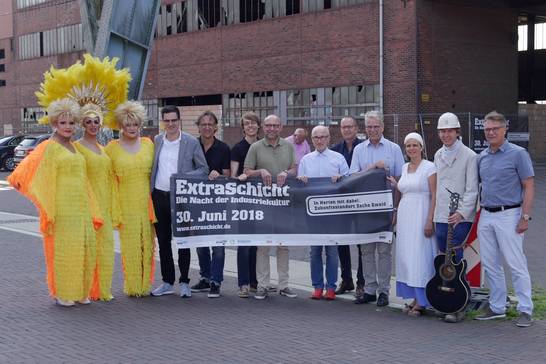 v.l. Die Künstlerinnen Danny Boy, Michelle, Yeanny und Marvin Böttcher vom Revue-Palast Ruhr, Henning Prinz (Agentur Prinz), Christoph Brüggemeier (Schlägel & Eisen), Axel Biermann (Ruhr Tourismus GmbH), Bürgermeister Fred Toplak, Martin Rinke (Motor