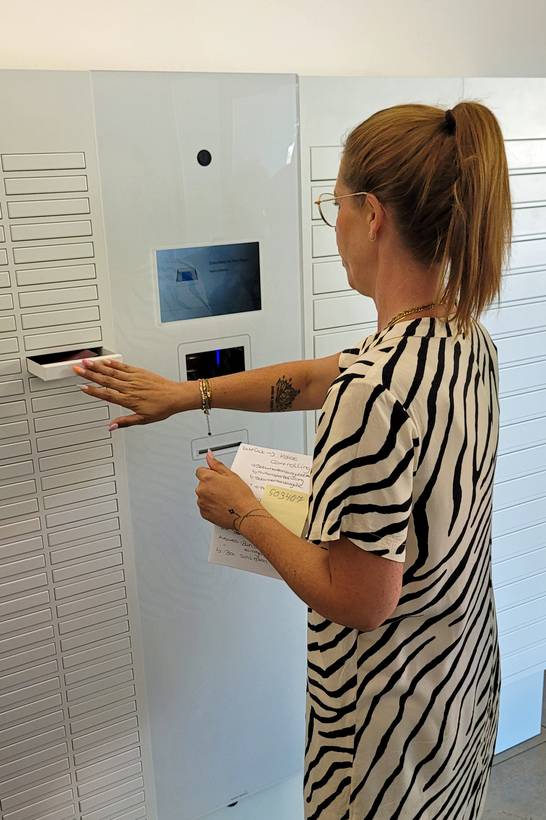 Ab sofort können Bürgerinnen und Bürger der Stadt Herten behördliche Ausweisdokumente an der Dokumentenausgabebox im Rathaus abholen. Ab sofort können Bürgerinnen und Bürger der Stadt Herten behördliche Ausweisdokumente an der Dokumentenausgabebox im Rathaus abholen.