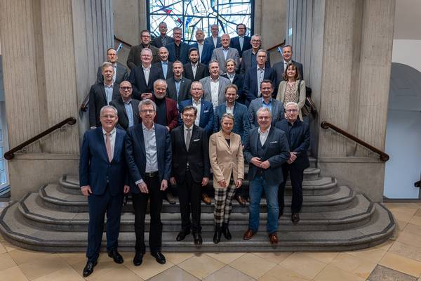 Vertreterinnen und Vertreter der Städte und Kreise bei der Konferenz des Aktionsbündnisses „Für die Würde unserer Städte“ in Herne.