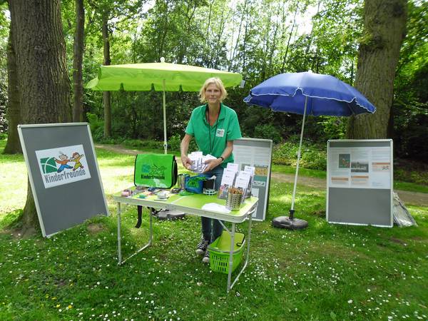 Beate Kleibrink von den Kinderfreunden führt die Spielplatzsprechstunde gemeinsam mit Spielplatzteam durch.