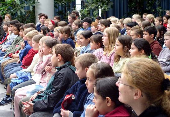 Begeisterte Kinder bei der Lesung (05.04)