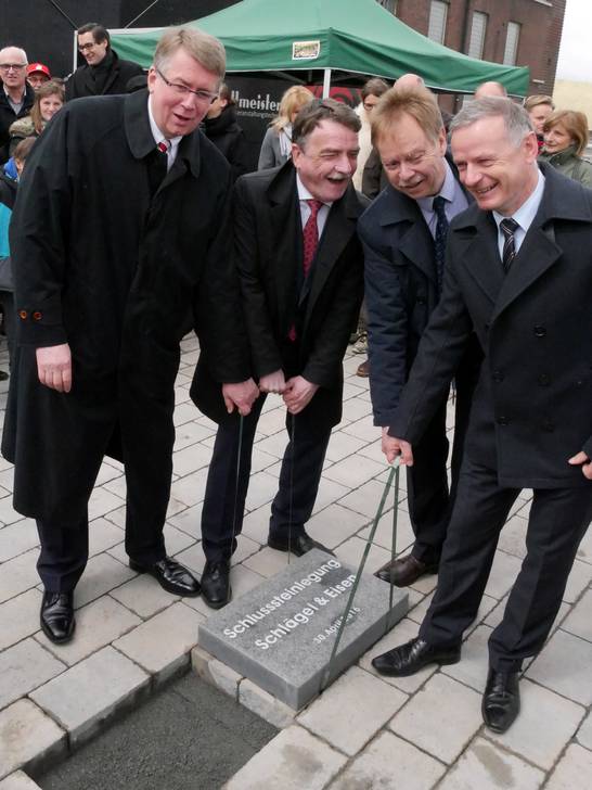 Bernd Tönjes, Vorstandsvorsitzender der RAG Aktiengesellschaft, NRW-Stadtentwicklungsminister Michael Groschek, Volker Lindner, Erster Beigeordneter der Stadt Herten und Jörg Kranz, Geschäftsführer Heitkamp Erd- und Straßenbau GmbH(v.l.) legen den Sc Bernd Tönjes, Vorstandsvorsitzender der RAG Aktiengesellschaft, NRW-Stadtentwicklungsminister Michael Groschek, Volker Lindner, Erster Beigeordneter der Stadt Herten und Jörg Kranz, Geschäftsführer Heitkamp Erd- und Straßenbau GmbH(v.l.) legen den Sc