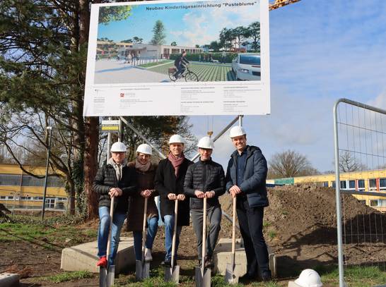 Bürgermeister Fred Toplak, Birgit Scholz (Leiterin Städtischer Kindergarten Pusteblume), Sebastian Scholz (HIB Betriebsleitung), Dr. Karsten Schneider (Beigeordneter für Bildung und Soziales) und Michael Heinemann (HIB) (v.l.) beim symbolischen ersten 