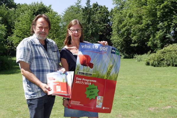 Manfred Nousch, VHS-Studienleiter und Monika Engel, Leiterin der VHS, freuen sich auf das neue Programm.