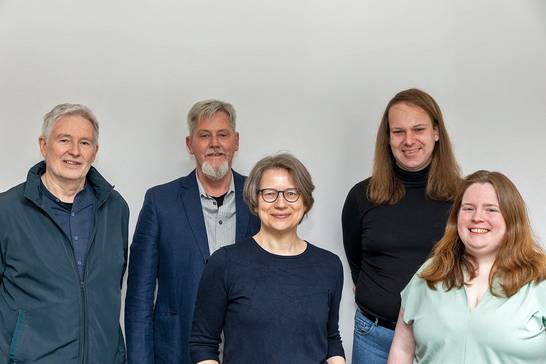 Freuen sich stellvertretend für alle neuangesiedelten Unternehmen auf der Bahnhofstraße (v.l.n.r.): Werner Schnieders (Werbe- und Interessengemeinschaft Westerholt), Horst Guse (Scooterwelt Herten), Brigitte Berkau (Wirtschaftsförderung Herten), Johannes und Samira Schürmann (Buchhaltung Ruhr) (Foto: Birgit Mordhorst).
Freuen sich stellvertretend für alle neuangesiedelten Unternehmen auf der Bahnhofstraße (v.l.n.r.): Werner Schnieders (Werbe- und Interessengemeinschaft Westerholt), Horst Guse (Scooterwelt Herten), Brigitte Berkau (Wirtschaftsförderung Herten), Johannes und Samira Schürmann (Buchhaltung Ruhr) (Foto: Birgit Mordhorst).
