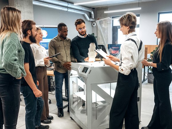 Gruppe junger Leute am 3D-Drucker