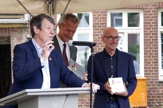 Bundesbauministerin Dr. Barbara Hendricks überreichte Gelsenkirchens Oberbürgermeister Frank Baranowski (links) und Hertens Bürgermeister Fred Toplak (rechts) Plaketten, die das Energielabor Ruhr zukünftig als Premiumprojekt des Bundesprogramms Nation Bundesbauministerin Dr. Barbara Hendricks überreichte Gelsenkirchens Oberbürgermeister Frank Baranowski (links) und Hertens Bürgermeister Fred Toplak (rechts) Plaketten, die das Energielabor Ruhr zukünftig als Premiumprojekt des Bundesprogramms Nation