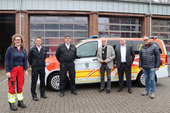 Julia Meeßen (Notärztin im Gertudishospital), Thorsten Geldermann (Leiter der Abteilung Technik), Claas-Tido Hoffmann (Leiter der Abteilung Rettungsdienst), Bürgermeister Matthias Müller, Stadtkämmerer Dr. Oliver Lind und Manuel Neisius (Notarzt im St.-Elisabeth-Hospital) freuen sich, dass das neue Fahrzeug nun im Einsatz ist.