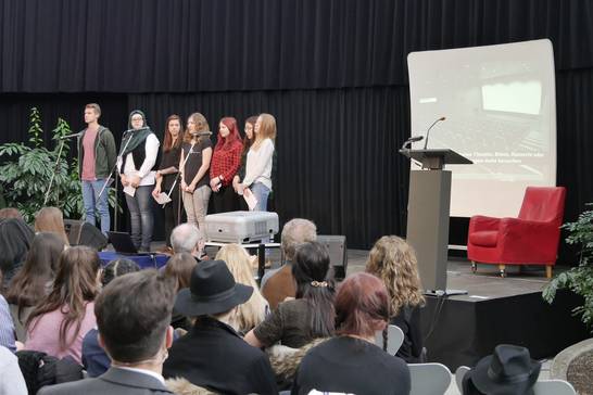 Entstanden sind viele musikalische und szenische Beiträge, die den anderen weiterführenden Schulen präsentiert wurden. Entstanden sind viele musikalische und szenische Beiträge, die den anderen weiterführenden Schulen präsentiert wurden.