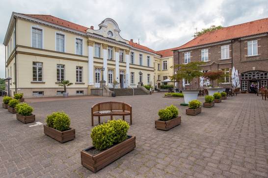 Das Schloss Westerholt im Ortsteil Herten-Westerholt beherbergt ein Hotel und Restaurant sowie einen Golfclub.