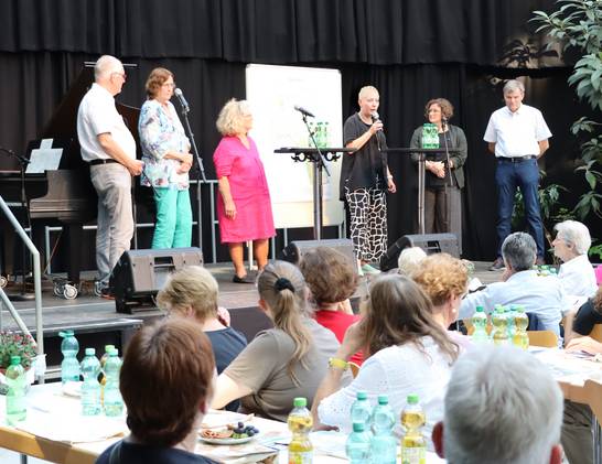 Talk mit engagierten Hertenerinnen und Hertenern beim Neubürgerempfang im Glashaus (v.l.): Cay Süberkrüb (Freiwilligenagentur), Angelika Wendt-Süberkrüb (Förderverein Musikschule), Ruth Heine (Förderverein Stadtbibliothek), Kerstin Walberg (Pressesprecherin Hertener Stadtwerke), Moderatorin Stefanie Hasler und Jörg Kersten (Stadtsportverband). Talk mit engagierten Hertenerinnen und Hertenern beim Neubürgerempfang im Glashaus (v.l.): Cay Süberkrüb (Freiwilligenagentur), Angelika Wendt-Süberkrüb (Förderverein Musikschule), Ruth Heine (Förderverein Stadtbibliothek), Kerstin Walberg (Pressesprecherin Hertener Stadtwerke), Moderatorin Stefanie Hasler und Jörg Kersten (Stadtsportverband).