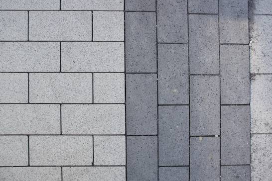 Die oberste Schicht der neuen Betonpflastersteine für die Hauptflächen besteht aus Natursteinedelsplittern und garantiert dadurch eine hohe Farbbeständigkeit. Die oberste Schicht der neuen Betonpflastersteine für die Hauptflächen besteht aus Natursteinedelsplittern und garantiert dadurch eine hohe Farbbeständigkeit.