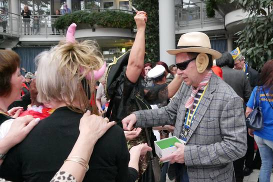 Als die große Polonaise der jecken Glashausgäste an ihm vorbeizog, teilte Stadtbaurat Volker Lindner fleißig Biermarken aus. Als die große Polonaise der jecken Glashausgäste an ihm vorbeizog, teilte Stadtbaurat Volker Lindner fleißig Biermarken aus.