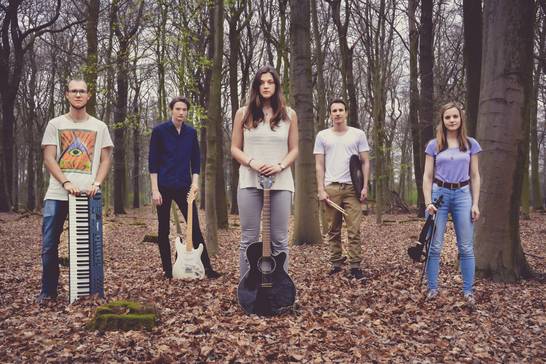Marie Angerer und Band - Singer/Songwriter Indie-Pop und Folk. Foto: Martin Bach
Marie Angerer und Band - Singer/Songwriter Indie-Pop und Folk. Foto: Martin Bach