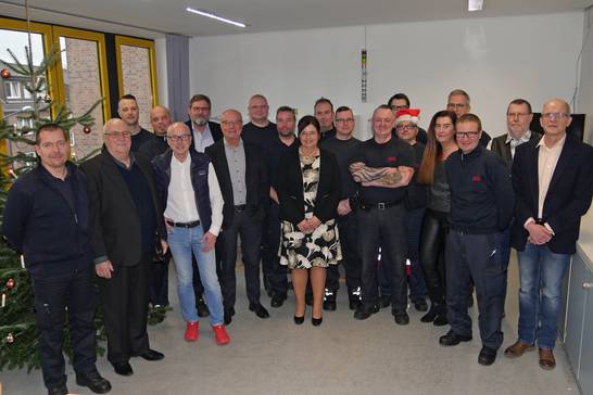 Traditionell lassen es sich Bürgermeister Fred Toplak, der stellvertretende Bürgermeister Jürgen Grunwald und die stellvertretende Bürgermeisterin Silvia Godde, Dezernent Matthias Steck, Heike Lauterfeld, Vorsitzende des städtischen Personalrats, und Traditionell lassen es sich Bürgermeister Fred Toplak, der stellvertretende Bürgermeister Jürgen Grunwald und die stellvertretende Bürgermeisterin Silvia Godde, Dezernent Matthias Steck, Heike Lauterfeld, Vorsitzende des städtischen Personalrats, und