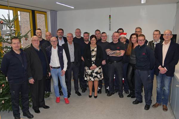 Traditionell lassen es sich Bürgermeister Fred Toplak, der stellvertretende Bürgermeister Jürgen Grunwald und die stellvertretende Bürgermeisterin Silvia Godde, Dezernent Matthias Steck, Heike Lauterfeld, Vorsitzende des städtischen Personalrats, und