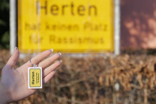 Auffällig gelb und mit einer wichtigen Botschaft: „Herten hat keinen Platz für Rassismus“. So sehen die neuen Schlüsselanhänger der Stadt Herten aus.