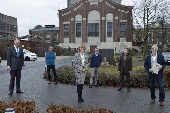 (v.l.n.r.) Michael Kalthoff, Vorsitzender der Geschäftsführung der RAG Montan Immobilien, Uwe Neuenkirchen (Mitarbeiter der EG NZW), Karin Welge, Oberbürgermeisterin der Stadt Gelsenkirchen, Benedikt Schmoll (Mitarbeiter der EG NZW), Bernd Lohse, Geschäftsführer der EG NZW, und Matthias Müller, Bürgermeister der Stadt Herten stellen das neue Team der interkommunalen Gesellschaft vor. (v.l.n.r.) Michael Kalthoff, Vorsitzender der Geschäftsführung der RAG Montan Immobilien, Uwe Neuenkirchen (Mitarbeiter der EG NZW), Karin Welge, Oberbürgermeisterin der Stadt Gelsenkirchen, Benedikt Schmoll (Mitarbeiter der EG NZW), Bernd Lohse, Geschäftsführer der EG NZW, und Matthias Müller, Bürgermeister der Stadt Herten stellen das neue Team der interkommunalen Gesellschaft vor.
