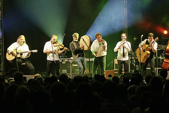 Five Alive `O ist eine der bekanntesten Bands im deutschen Folk-Bereich. Die sechs Vollblutmusiker kommen aus ganz unterschiedlichen Teilen der Welt. Ihre Wurzeln spiegeln sich auch in ihren Auftritten wieder – von klassischen über rockigen Melodien bi