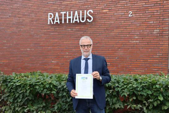 Bürgermeister Matthias Müller nimmt die Urkunde entgegen.