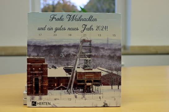 Die ehemalige Zeche Ewald dient dem Adventskalender 2023, der mit Lindt-Schokolade gefüllt ist, als schönes Motiv (Foto: Stadt Herten). 