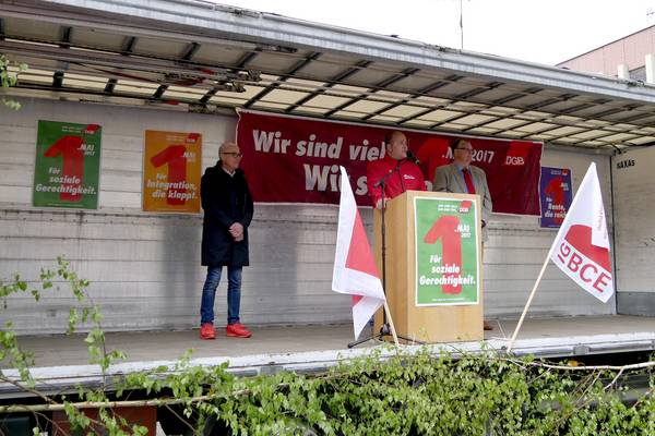 Bürgermeister Fred Toplak, Thomas Prinz, Sprecher der Hertener IG BCE und Vorstandsmitglied im DGB-Ortsverband Herten und Claus-Harald Güster, stellvertretender Vorsitzender der Gewerkschaft Nahrung-Genuss-Gaststätten, positionierten sich bei der Maiku