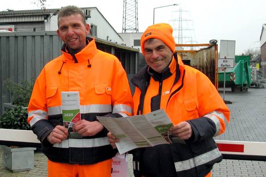 (v. l. n. r.:) Die Wertstoffhofmitarbeiter Thomas Magga und Uwe Tilg halten die ersten druckfrischen Exemplare des Wertstoffkalenders 2020 in den Händen.