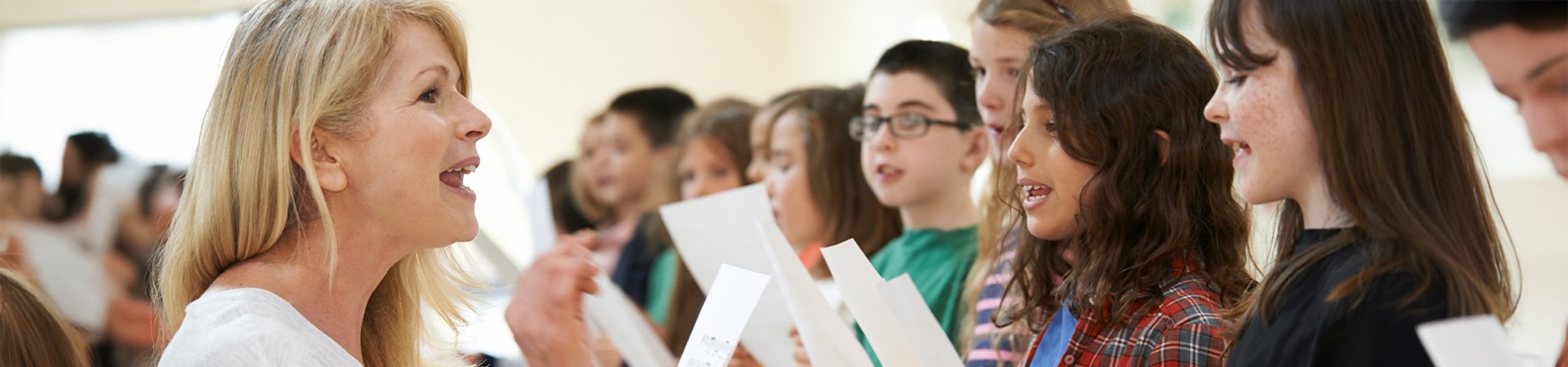 Lehrerin unterrichtet Schülerinnen und Schüler