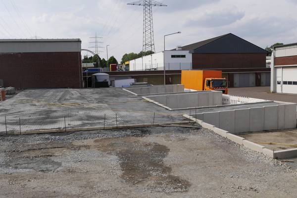 Der Wertstoffhof wird umgebaut. Der erste Teil ist fertig. Man kann gut erkennen, wo die Container zukünftig stehen werden. 