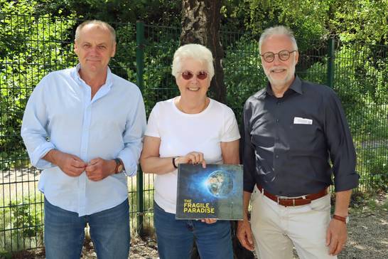 Krzysztof Mańkowski, Bürgermeister von Szczytno, Ros Jones, Bürgermeisterin von Doncaster, und Matthias Müller besuchten gemeinsam die die Ausstellung „Das zerbrechliche Paradies“ im Gasometer Oberhausen.