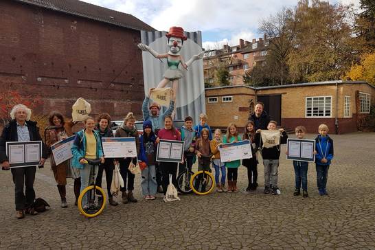 Gemeinsam mit sechs Kindern der Goetheschule nimmt Thomas Buchenau den Preis für den zweiten Platz beim Bundeswettbewerb "Rauskommen!" entgegen.