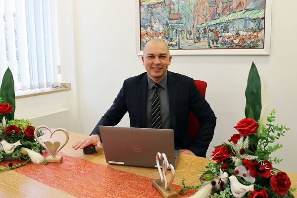 Christoph Waluga, Abteilungsleiter des Standesamtes Herten, drückt auf den „Startknopf“ für die neue Online-Terminbuchung für Trauungen im Standesamt der Stadt Herten. (Foto: Stadt Herten)