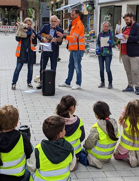 Bürgermeister Matthias Müller (hinten, 2.v.l.) begleitet das Abfall-Lied auf der Ukulele.