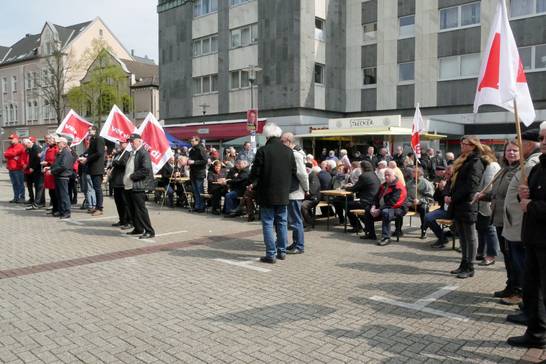 Rund 350 Menschen haben sich am Tag der Arbeit, 1. Mai, auf dem Hertener Marktplatz zur alljährlichen Kundgebung versammelt. Rund 350 Menschen haben sich am Tag der Arbeit, 1. Mai, auf dem Hertener Marktplatz zur alljährlichen Kundgebung versammelt.