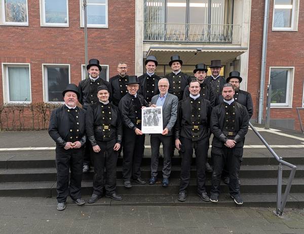 Bürgermeister Matthias Müller empfängt vor dem Rathaus eine Delegation der Hertener Schornsteinfeger zum traditionellen Neujahrsbesuch.