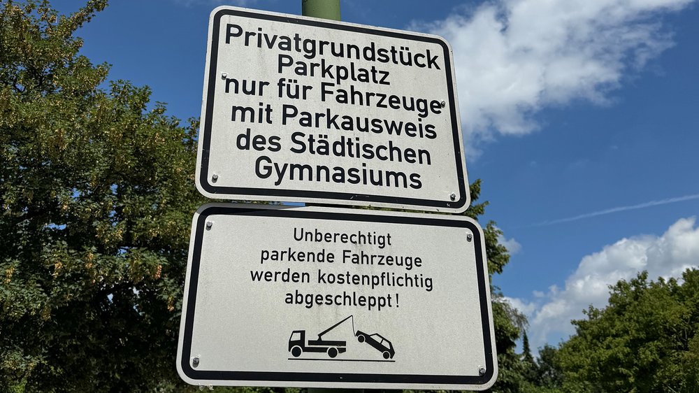 Hinweis auf dem Parkplatz für Lehrkräfte an der Gartenstraße in Herten