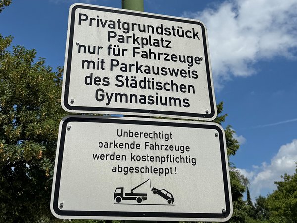 Hinweis auf dem Parkplatz für Lehrkräfte an der Gartenstraße in Herten