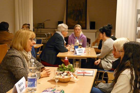 (v.l.n.r.) Martina Ruhardt (Die Linken) und Ingeborg Hübner (SPD) beantworten die Fragen der Teilnehmerinnen.